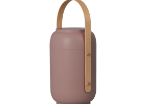 En cylinderformad rosa urna med ett trähandtag som löper över toppen.